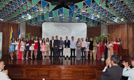 Con brindis y becas a los más destacados, la UCAB festejó a sus nuevos graduandos