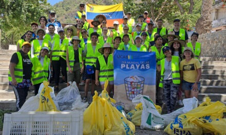 UCAB limpia las costas: 44 voluntarios recogieron 49,5 Kg de residuos contaminantes en la playa de Anare