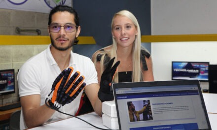 Guante de rehabilitación diseñaron tesistas de Ingeniería en Telecomunicaciones UCAB