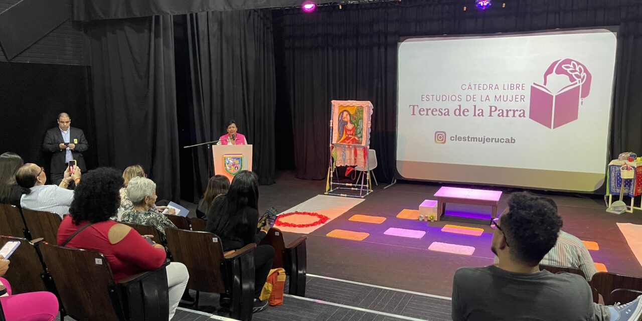 Con activismo y teatro, la UCAB se sumó a la lucha por la eliminación de la violencia contra la mujer