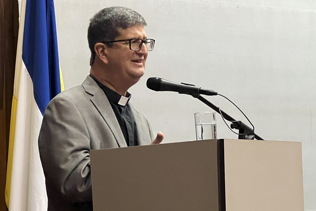 Rector Arturo Peraza en la entreda de diplomas del Diplomado de Mediación Pedagógica