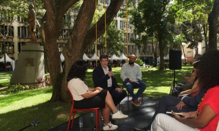 Escritor español Javier Moscoso habló de la historia del columpio y su conexión con las denuncias femeninas