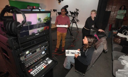 Un día en el estudio de TV de la UCAB: futuros comunicadores convierten la práctica en conocimiento