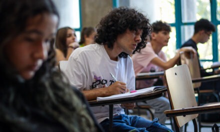 El poder del lápiz y el papel: docentes ucabistas analizan el impacto de la escritura a mano en el aprendizaje
